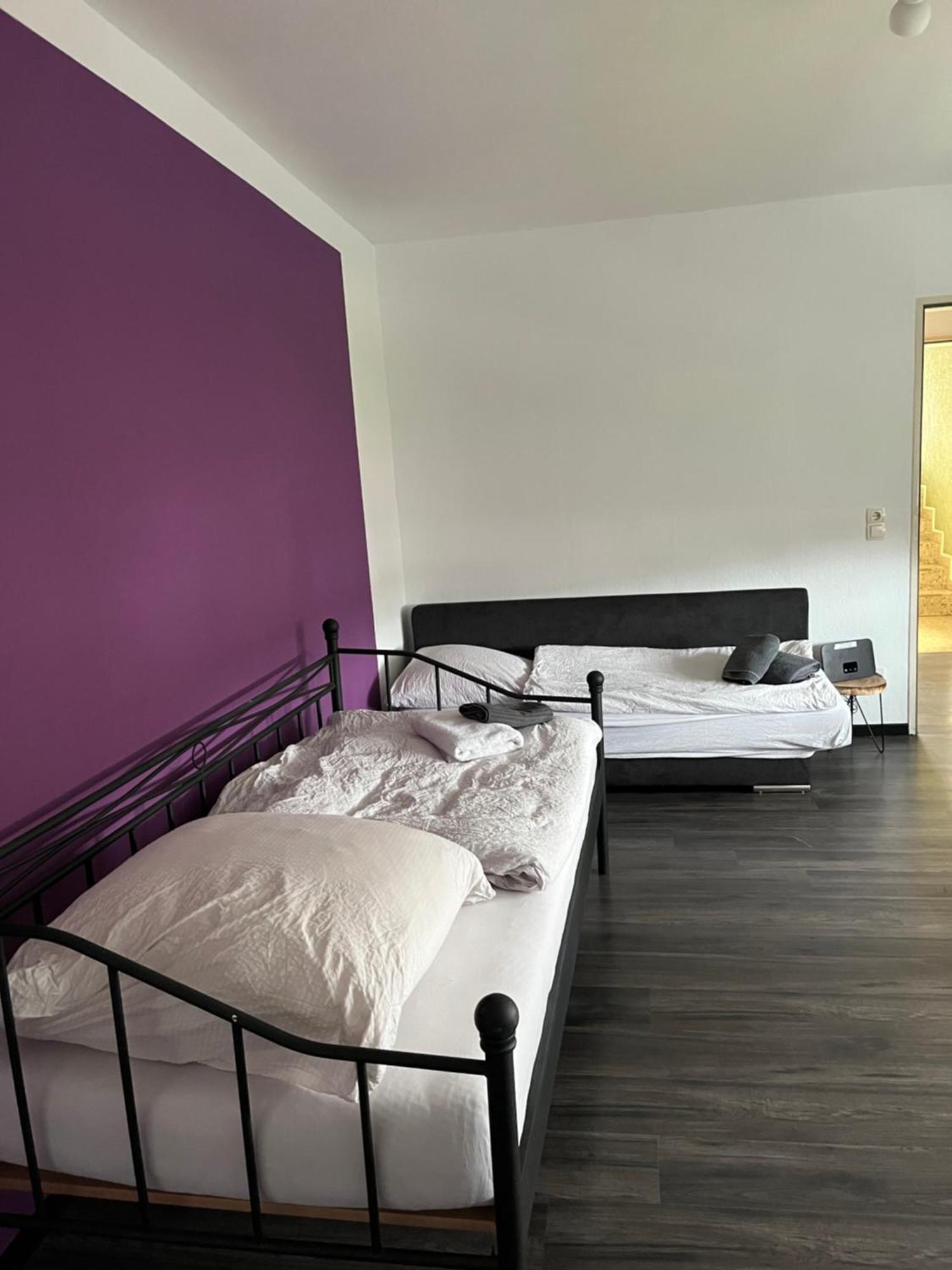 Apartment Red Dot Kamen
